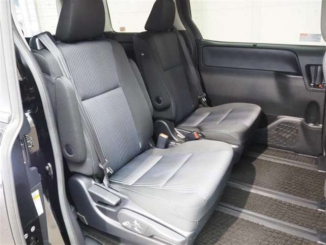 中古車 トヨタ ヴォクシー 2 0 Zs の中古車詳細 45 000km ブラック 東京都 1 2万円 中古車情報 中古車検索なら 車 選びドットコム 車選び Com