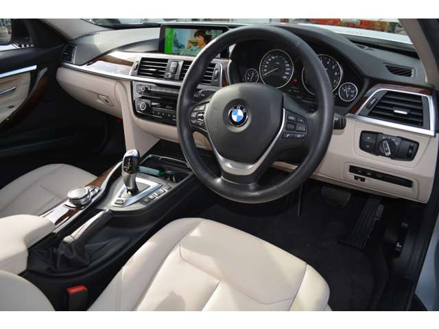 中古車 Bmw 330e ラグジュアリー の中古車詳細 42 000km シルバー 千葉県 249 9万円 中古車情報 中古 車検索なら 車選びドットコム 車選び Com