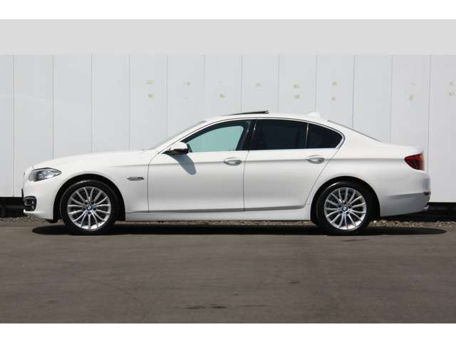 中古車 Bmw 523i ラグジュアリー の中古車詳細 28 000km ホワイト 埼玉県 253 5万円 中古車情報 中古車検索なら 車選びドットコム 車選び Com