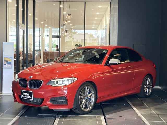 中古車 Bmw M235iクーペ の中古車詳細 8 000km レッド 東京都 328万円 中古車情報 中古車検索なら 車選びドットコム 車選び Com