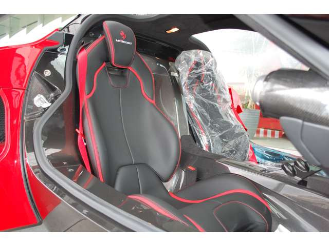 中古車 フェラーリ ラ フェラーリ 6 3 正規ディーラー車 黒革 純正ナビ の中古車詳細 170km Rosso Corsa 鹿児島県 価格応談 中古車情報 中古車検索なら 車選びドットコム 車選び Com