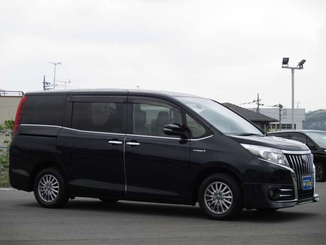 中古車 トヨタ エスクァイアハイブリッド 1 8 Gi タイヤ4本新品 純正ナビrカメラetc の中古車詳細 23 000km スパークリングブラックパール 群馬県 248万円 中古車情報 中古車検索なら 車選びドットコム 車選び Com