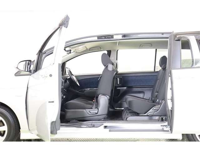 中古車 トヨタ アイシス 1 8 プラタナ Vセレクション の中古車詳細 11 000km シルバーメタリック 京都府 139 7万円 中古車情報 中古車検索なら 車選びドットコム 車選び Com