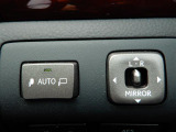 電動格納ミラーです!運転席から座ったままサイドミラーの角度を調節することができますので楽チンです♪駐車場で駐車したときにサイドミラーをボタン一つで格納できます!