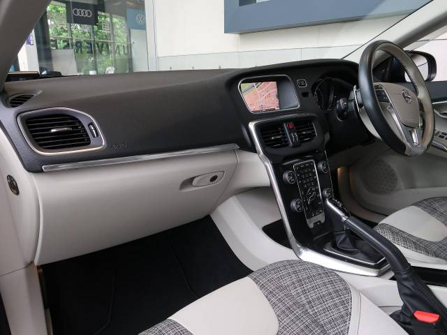 中古車 ボルボ V40 T3 モメンタム の中古車詳細 23 060km デニムブルーメタリック 愛知県 178 9万円 中古車情報 中古 車検索なら 車選びドットコム 車選び Com