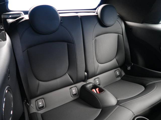 中古車 Bmw ミニ クーパー コンバーチブル の中古車詳細 13 634km ホワイト シルバー メタリック 愛知県 299 7万円 中古車情報 中古車検索なら 車選びドットコム 車選び Com