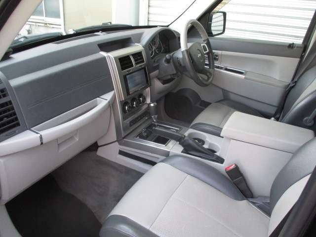 中古車 クライスラー ジープ チェロキー リミテッド 4wd 右h22aw 地デジhddナビbカメラ の中古車詳細 112 000km ブラック 埼玉県 78万円 中古車情報 中古車検索なら 車選びドットコム 車選び Com