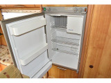 冷蔵庫は3WAYとなります。 ガス、12V、100Vと3パターンでの使用が可能です♪