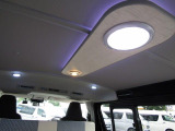LED照明が車内を明るく照らします。