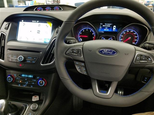 中古車 フォード フォーカス Rs 2 3l Ecoboost Awd 6mt の中古車詳細 107km ホワイト 三重県 599 9万円 中古車情報 中古車検索なら 車選びドットコム 車選び Com