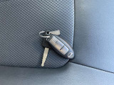 【鍵】鍵をポケットやカバンに入れたまま車のドア解除・施錠。エンジンのON・OFFが行えます☆荷物が多く手が塞がっている時などとても便利です(*´ω`)