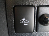 【サンルーフ】ボタンひとつで開閉可能!開放感たっぷりのサンルーフが装着されています!車内に明かりを取り入れたり景色を楽しむ以外にも、よどみがちな車内の空気も簡単に換気できて快適です!