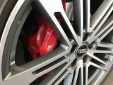 5ツインスポークVデザインコントラストグレーポリッシュト 8.5J x 21 255/40R21 (Audi sport)/カラードブレーキキャリパー レッド/アダプティブスポーツエアサスペンション