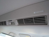 ナノイー搭載のリアシーリングファンで前席のエアコンの風を後席にも送り車内全体の冷暖房効果を早めます。
