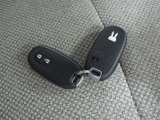 スマートキーになっております。キーをポケットやバックに入れたまま車のドアの開錠・施錠、エンジンのON/OFFが可能です。