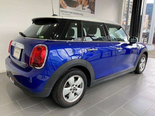 中古車 Bmw Mini ミニ クーパー D の中古車詳細 14 000km ブルーホワイト 福岡県 329 8万円 中古車情報 中古車 検索なら 車選びドットコム 車選び Com