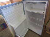キッチンスペースはシンク・90L冷蔵庫、棚上には電子レンジがございます。隣接する一人掛け