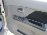 運転席のPWスイッチ類。ドアミラーの調節や電動格納のスイッチもあります。