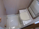 使用感の少ないシャワールーム。温水ボイラーとカセットトイレも完備です。