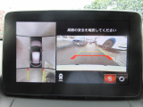 車両の前後左右に備えた敬4つのカメラを活用し、車両を上方から俯瞰したようなトップ映像のほか、前方・後方・左右両サイドの映像をセンターディスプレイに表示します。