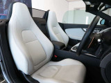 運転席はドライバーをしっかり包み込むように設計されており、長時間のドライブも問題御座いません。また大きな傷や、汚れなどなく綺麗な状態で入庫しています。