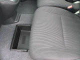 助手席シートアンダーボックスは、運転用の替え靴や、車内に常備したいこども用品、着がえた服などを収納できます。