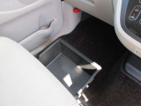 助手席足元には便利なシート下アンダーボックスがついてます