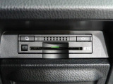 【左右独立型フルオートエアコン】運転席と助手席でそれぞれお好みの温度に設定可能。同乗者にも配慮した、快適な空調をお届け致します。