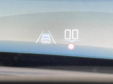 ●ヘッドアップディスプレイ:現在の速度や走行情報をデジタル表示で運転席前方のガラスに投影!運転中、視線をずらさず必要な情報を確認できるのでとっても便利で安心!