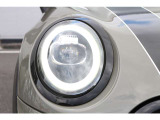 今や円型のヘッドライトを持つ車種は数少なくなり、それがMINIのアイコンでもあります!