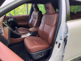 プレミアムナッパ本革シート、汚れのふき取りが容易でメンテナンスもが簡単な、機能性に優れる合成皮革を採用した上質なシートです。座り心地もよく、高級感あふれる心地良い車内空間を演出してくれます。