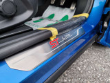 運転席、助手席にはST-Lineのロゴ入りスカッフプレートカバーを装備。赤いSTのロゴがスポーティな走りをイメージさせます。