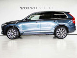 ボルボのフラッグシップモデルでありながら、7人乗りのSUVとしてファミリーからの人気も高いXC90です 新型では前輪の位置を前に伸ばし、安定感のあるどっしりとしたフォルムを得ました