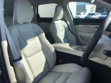 フロントシートは人間工学に基いたシート設計で長時間のドライブでも快適です。