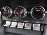 【左右分離型フルオートエアコン】運転席と助手席でそれぞれお好みの温度設定が可能で全席にも最適な空調をお届け致します。