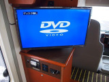 DVD内蔵24型TV装備しております!地デジアンテナも装着済ですのでテレビの視聴も可能で