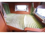 就寝も楽な常設ベッドです! ベッドサイズは107cm×190cmです。