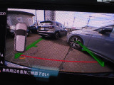 ギヤをリバースに入れると車両後方の映像を映し出します。画面にはガイドラインが表示されます。
