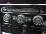 2ゾーンフルオートエアコンディショナー。運転席、助手席、2つのゾーンで温度を独立して調節可能です。