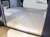 出窓でリアベッドは横向き就寝ができるキャンピングカー☆リアベッドサイズ 183cm×13