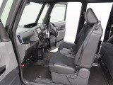 座面が広くゆったり座れるフロントシート 運転席周りは収納スペースも多く小物がすっきり片付きます。