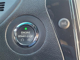 2015年モデルよりプッシュスタートが標準装備化されました! エンジンスタートボタンの右にあるボタンは助手席Aピラーにあるフロントサイドモニターの切り替えボタンです。