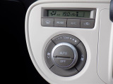 オートエアコンです。温度設定をすれば、室内温度も吹き出し口も自動で調整してくれます。大きなダイヤル式で温度設定がやりやすいのも特長です。