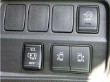 各種安全装置と便利な両側電動スライドドアのスイッチです。車内からでも開閉操作が可能です。