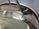 カウルトップ・パネル新品交換しています。年式の経った車両は、ウインドウとの境のストリップがヤレてボロボロに、パネルAssy交換になりますよ。