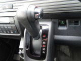 使いやすい位置と高さにあるセレクトレバーです。その右側にあるグリーンのボタンは、エンジンやエアコンなどクルマ全体の動きを燃費優先で自動制御してくれるECONスイッチです。