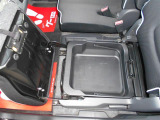 助手席シートの下には便利なカーゴスペースがあります。バックやシューズの収納にはいいです。