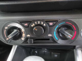 使いやすいマニュアルエアコンは簡単な操作で車内を快適にしてくれます☆