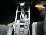 電子制御パーキングブレーキなので足元は広く、ゆったりとした運転席です。