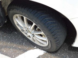アルミホイールに装着のタイヤはオールシーズン使えるタイヤです!溝・状態も良好です!